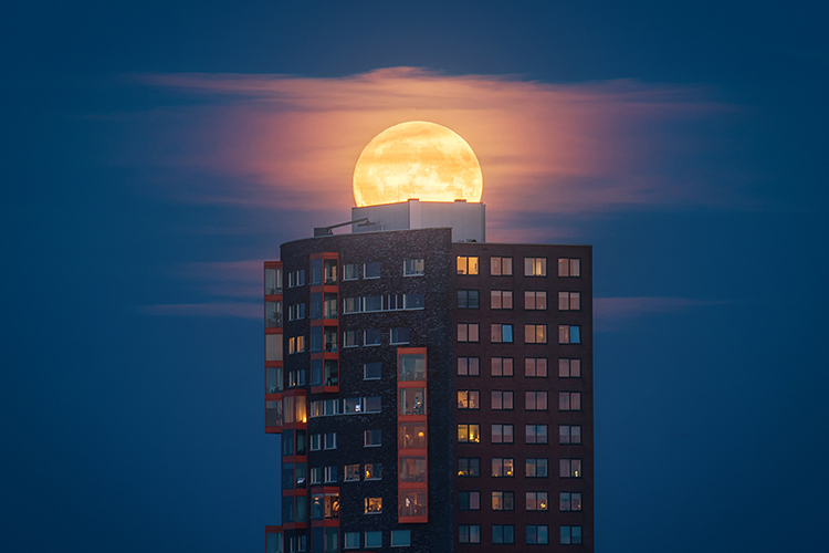Supermoon photography by Albert Dros made possible by the pin-sharp resolution and defocusing capabilities of Sony?s 70-200 G Master lens